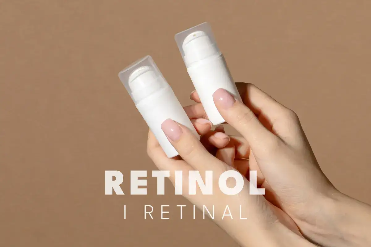 Dłonie trzymają białe buteleczki z pompką, sugerujące kosmetyki z retinolem.