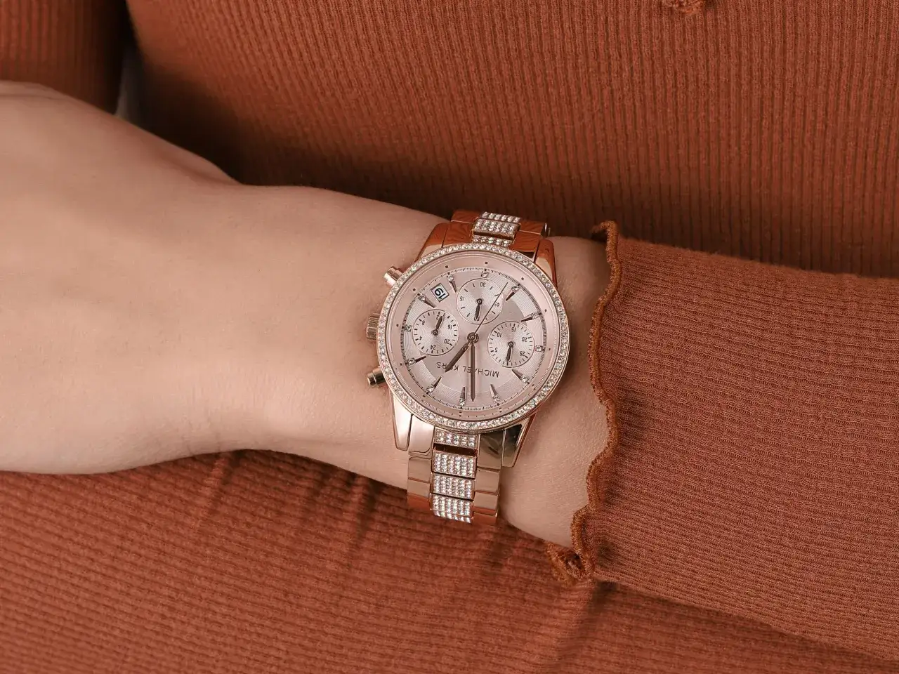 zegarki Michael Kors złoty, srebrny i różowe złoto obok siebie
