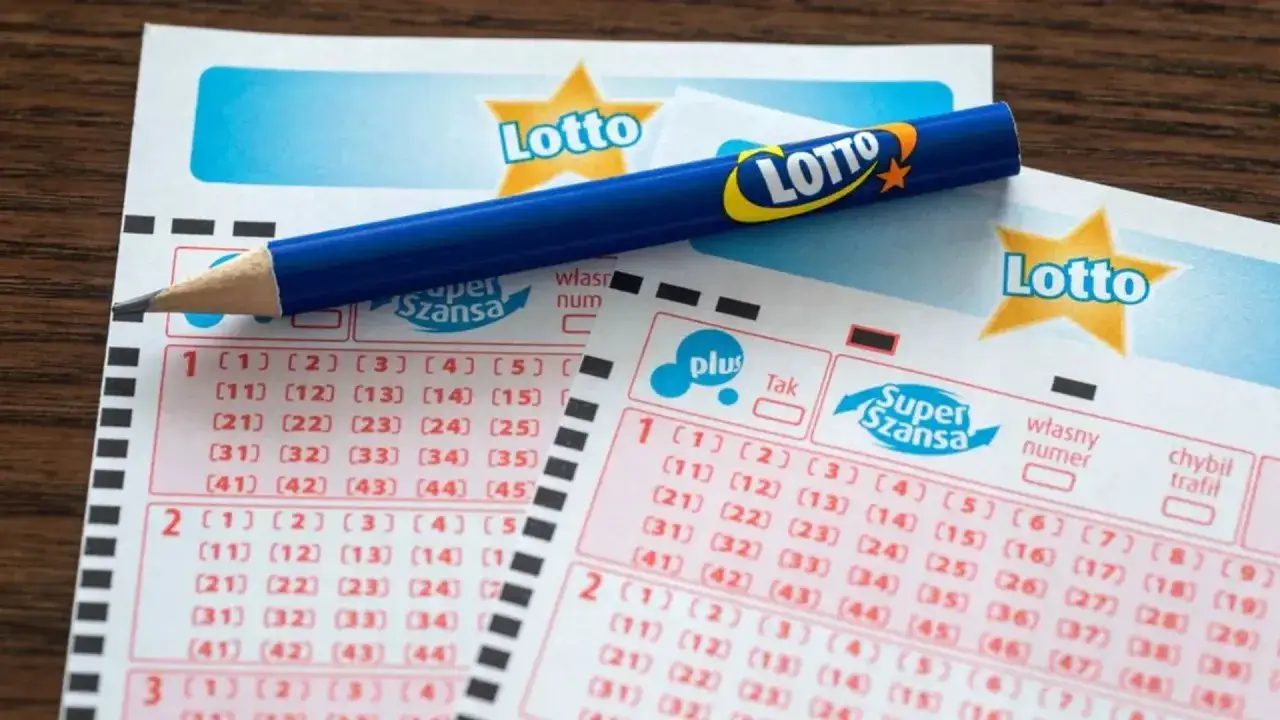Kto wygrał w lotto? Na zdjęciu kupony gry Lotto i ołówek, czekające na szczęśliwy traf.