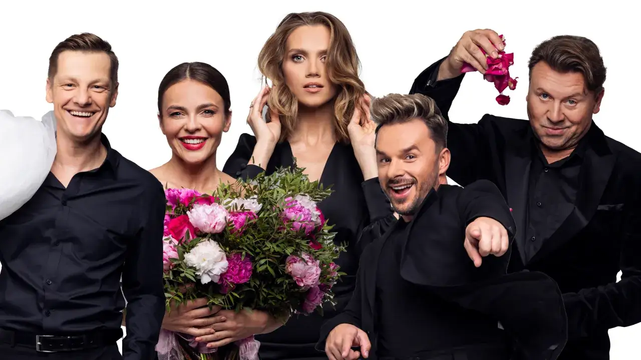 Pięć osób w czarnych strojach, z bukietem kwiatów i welonem. Wyglądają jakby przygotowywali ślub doskonały spektakl.