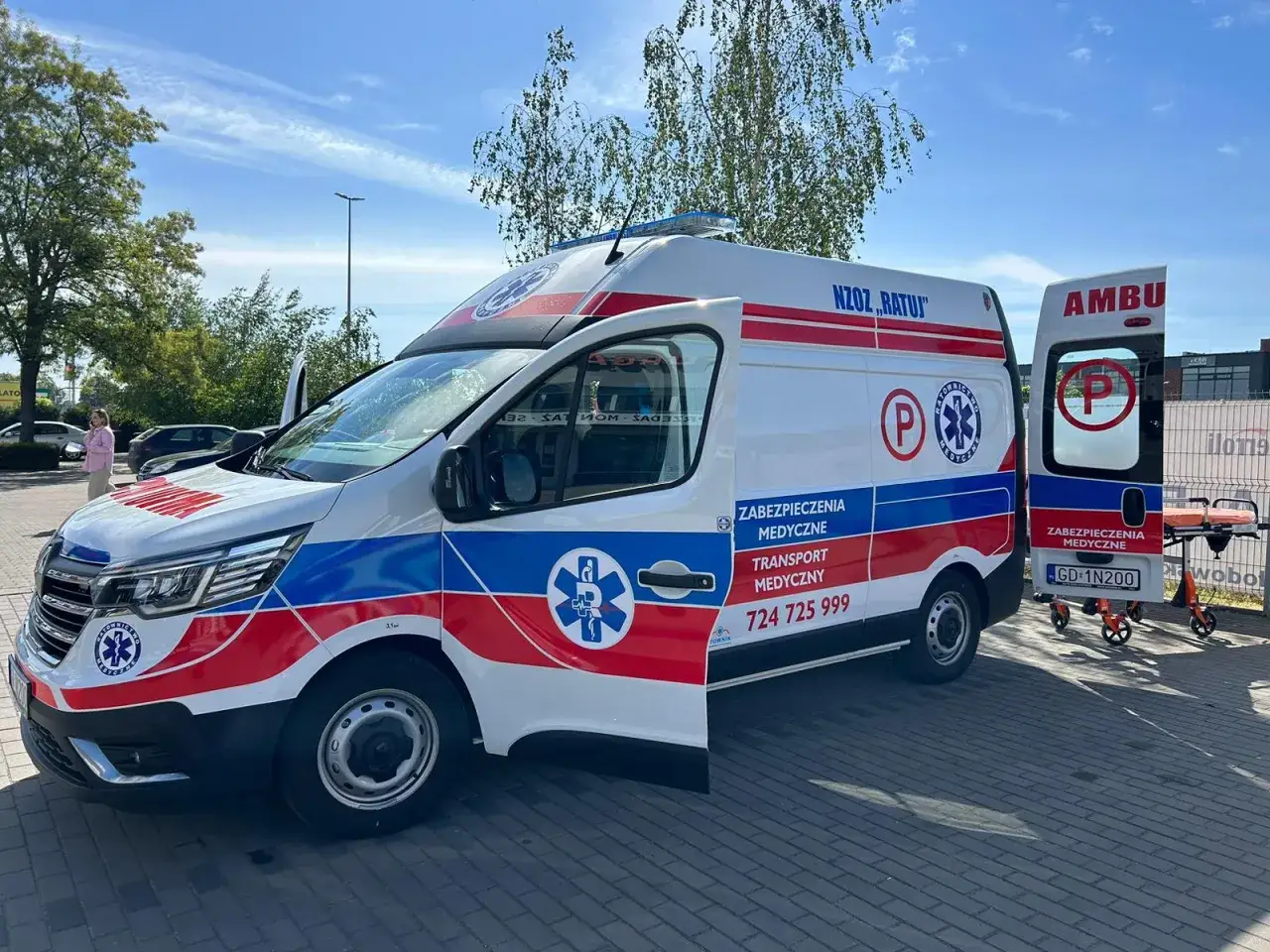 Ambulans z napisem 