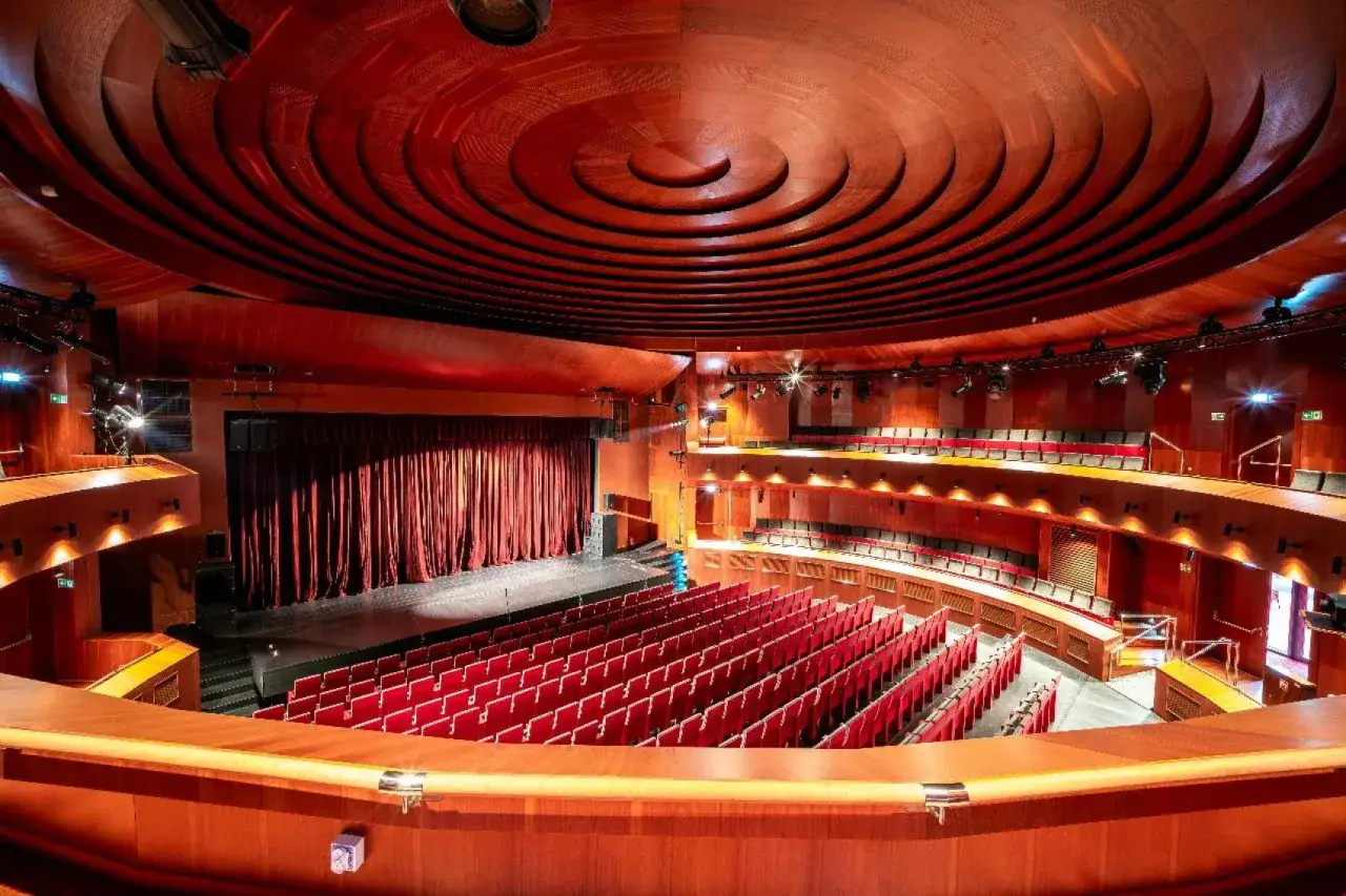 Wnętrze Teatru Polskiego w Szczecinie, z rzędami czerwonych foteli i drewnianym sufitem. Kiedy otwarcie?