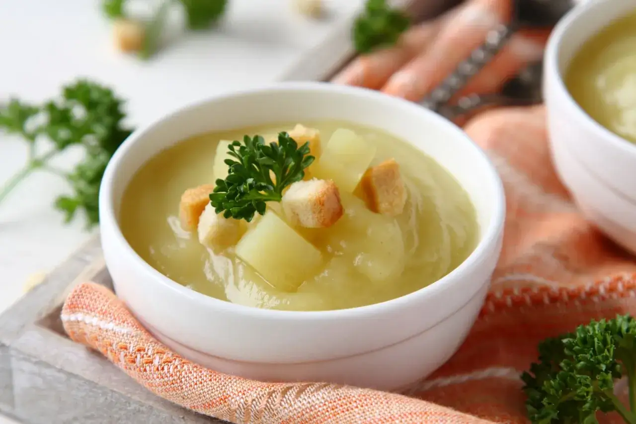 zupa krem z ziemniak&oacute;w z grzankami