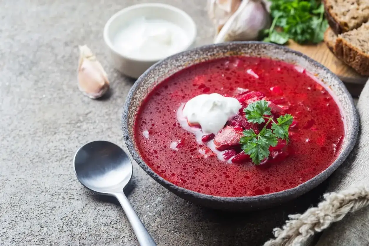 Zupa buraczkowa z ziemniakami, podana ze śmietaną i natką pietruszki. Zastanawiasz się, ile kalorii ma zupa buraczkowa z ziemniakami?