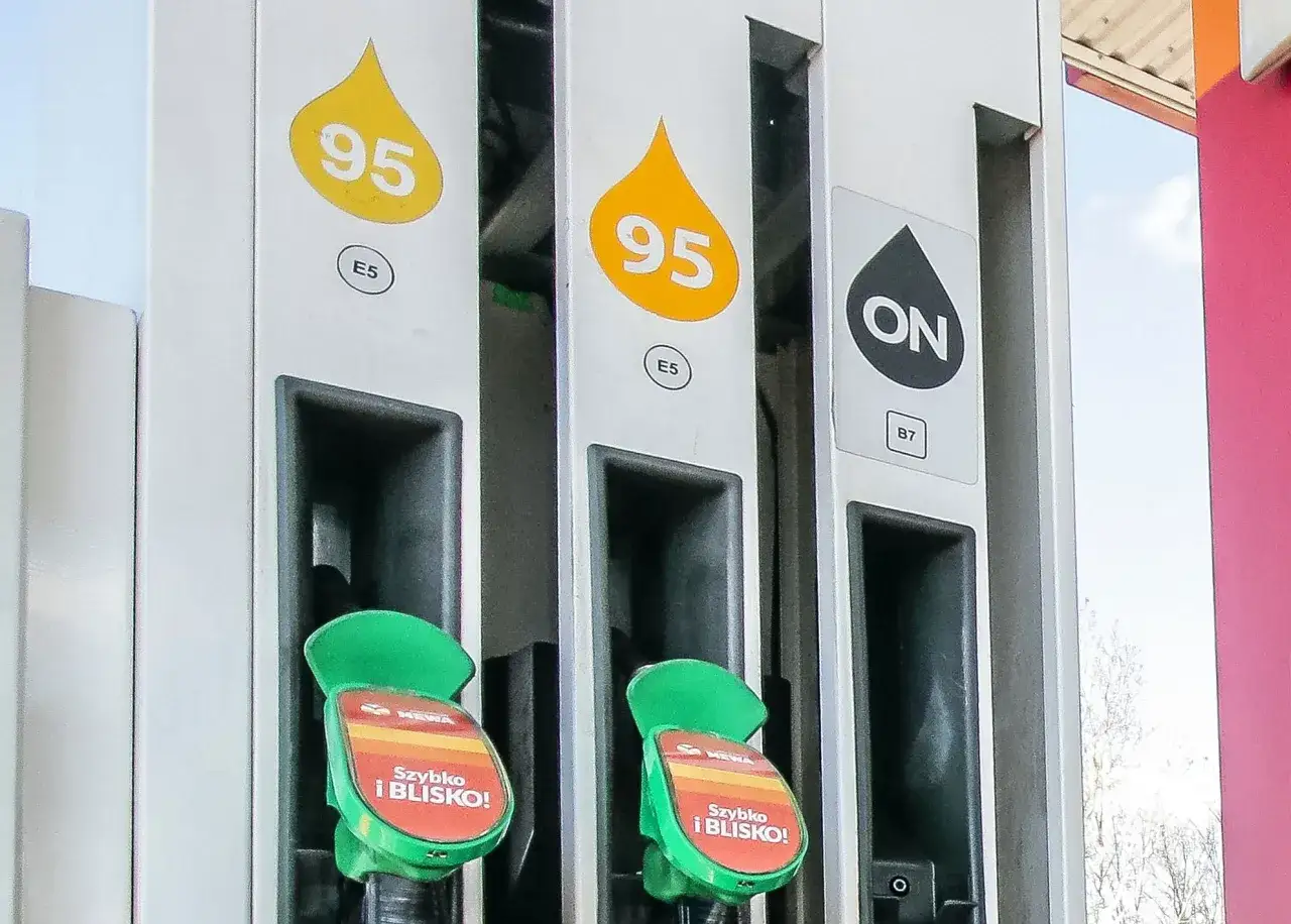 Na stacji paliw dystrybutory z oznaczeniami 95 i ON. Czy olej napędowy to diesel? Tak, ON to właśnie diesel.