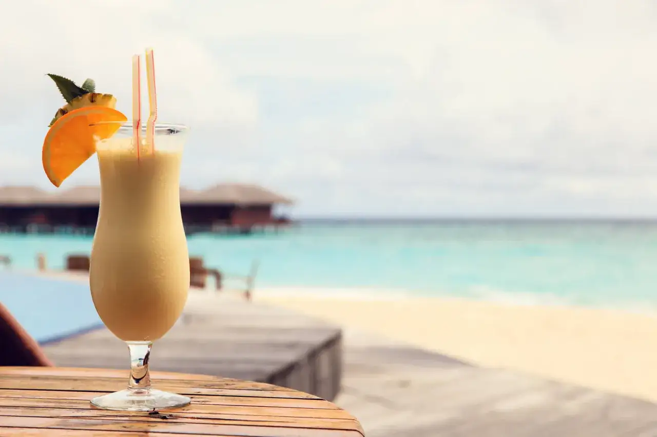 Zdjęcie Ile kalorii ma 100 ml wódki smakowej? Zaskakujące różnice!