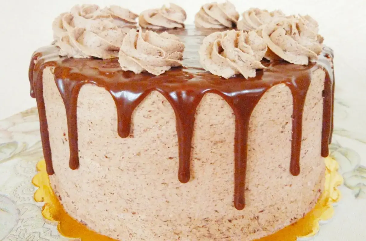 dekoracja tortu czekoladowego drip cake