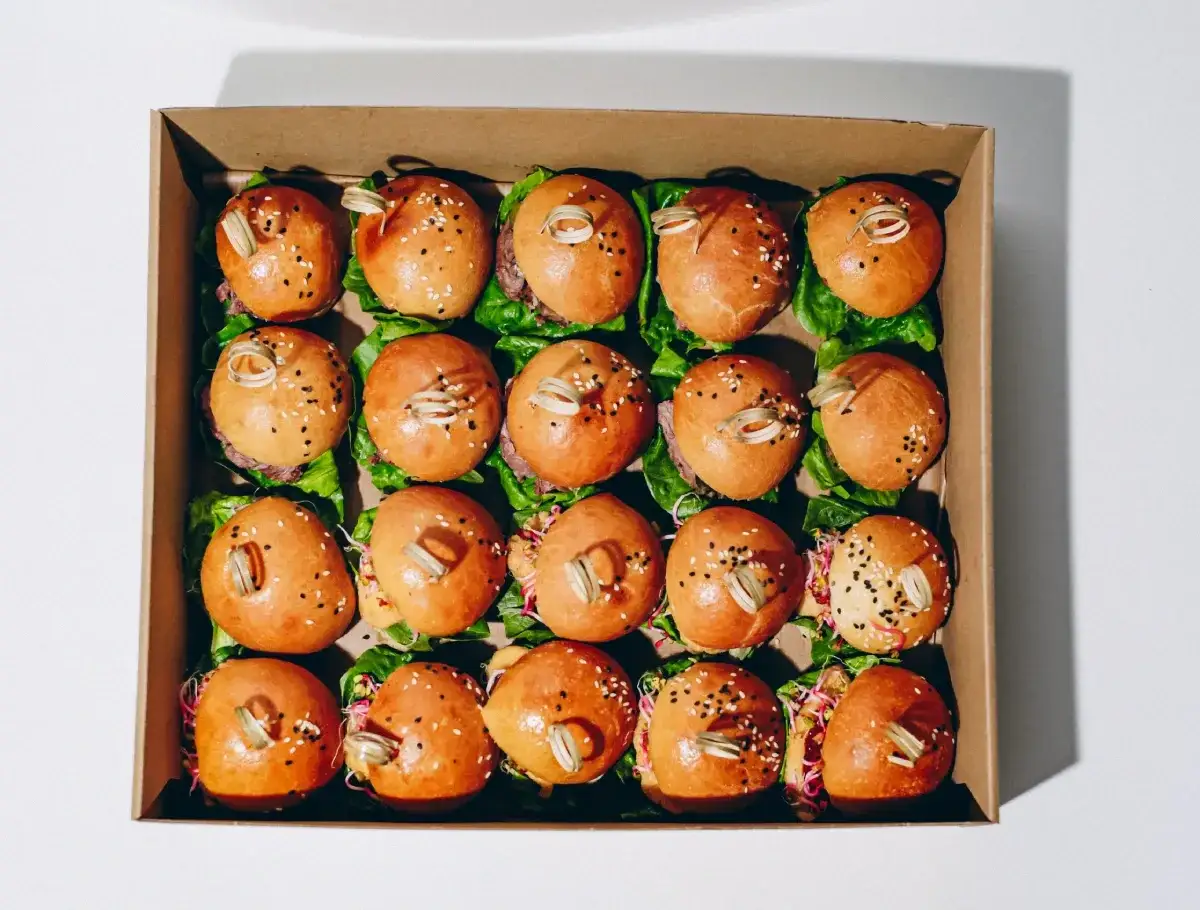 Pyszne mini hamburgery w pudełku. Gdzie kupić takie smakołyki? Idealne na imprezę!