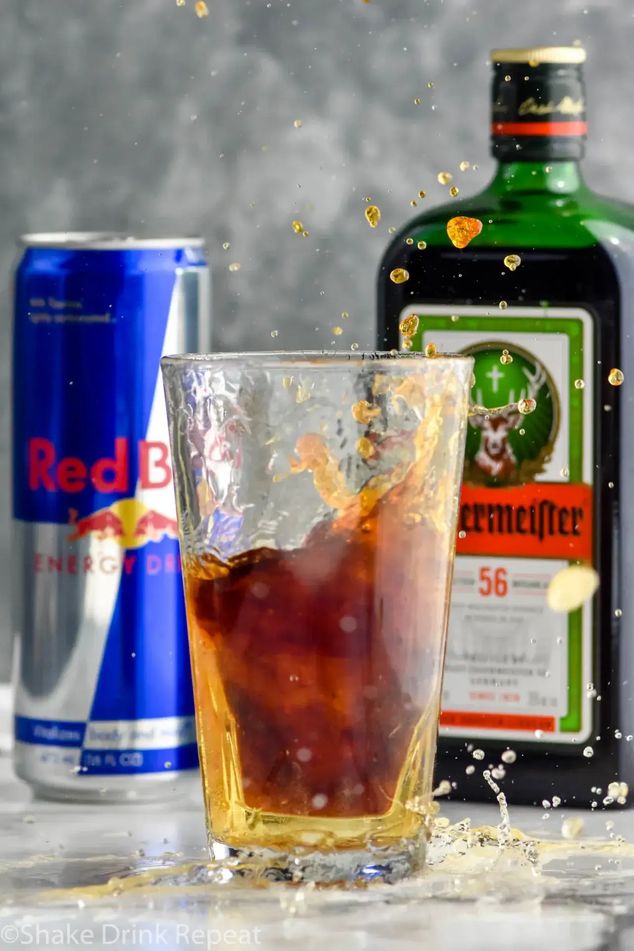 Zdjęcie Jak przygotować drink jagermeister z red bull i uniknąć zagrożeń zdrowotnych