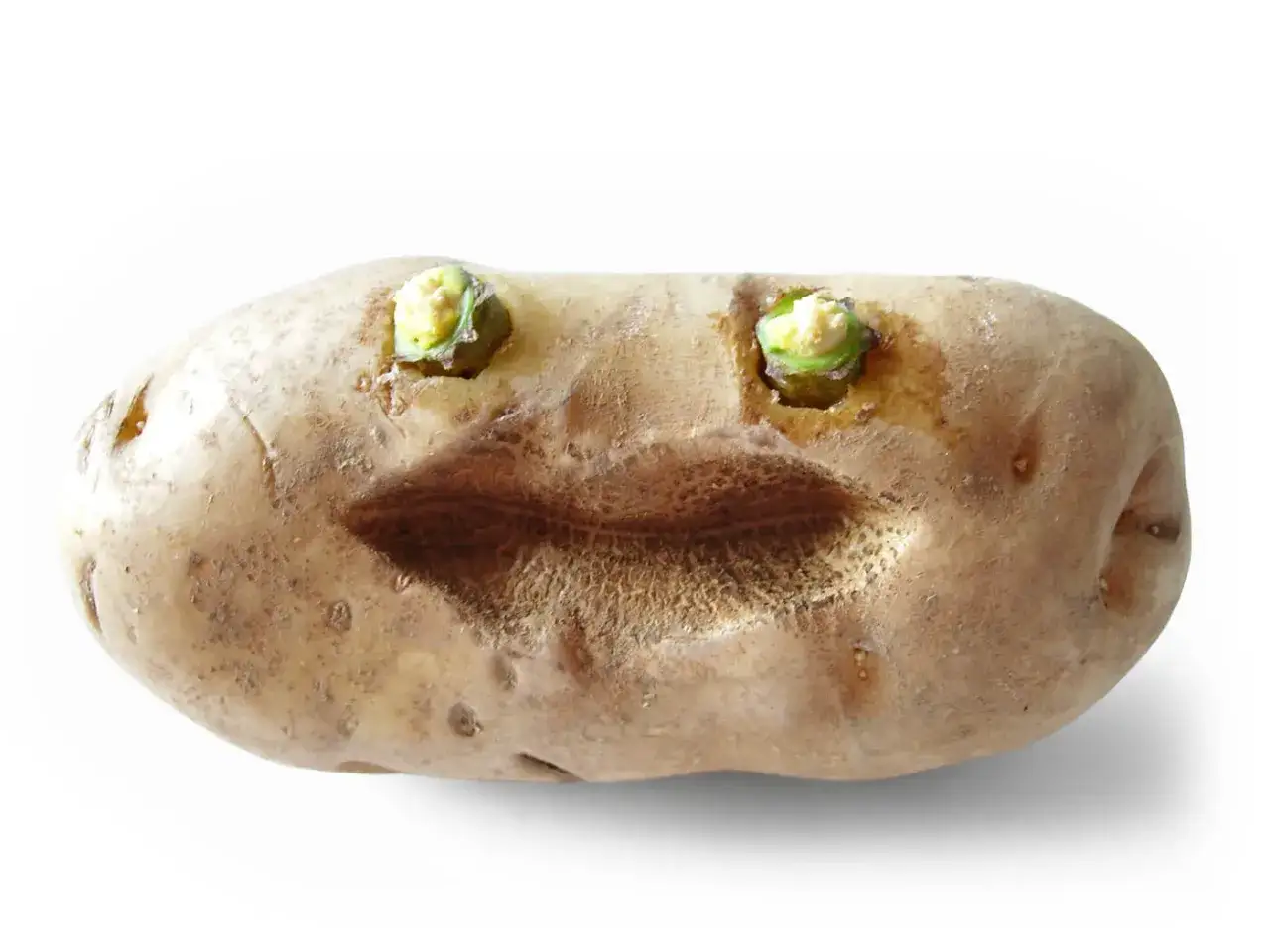 Ziemniak z oczami i ustami, jakby czekał na swoją kolej w grze jak się gra w gorącego ziemniaka.