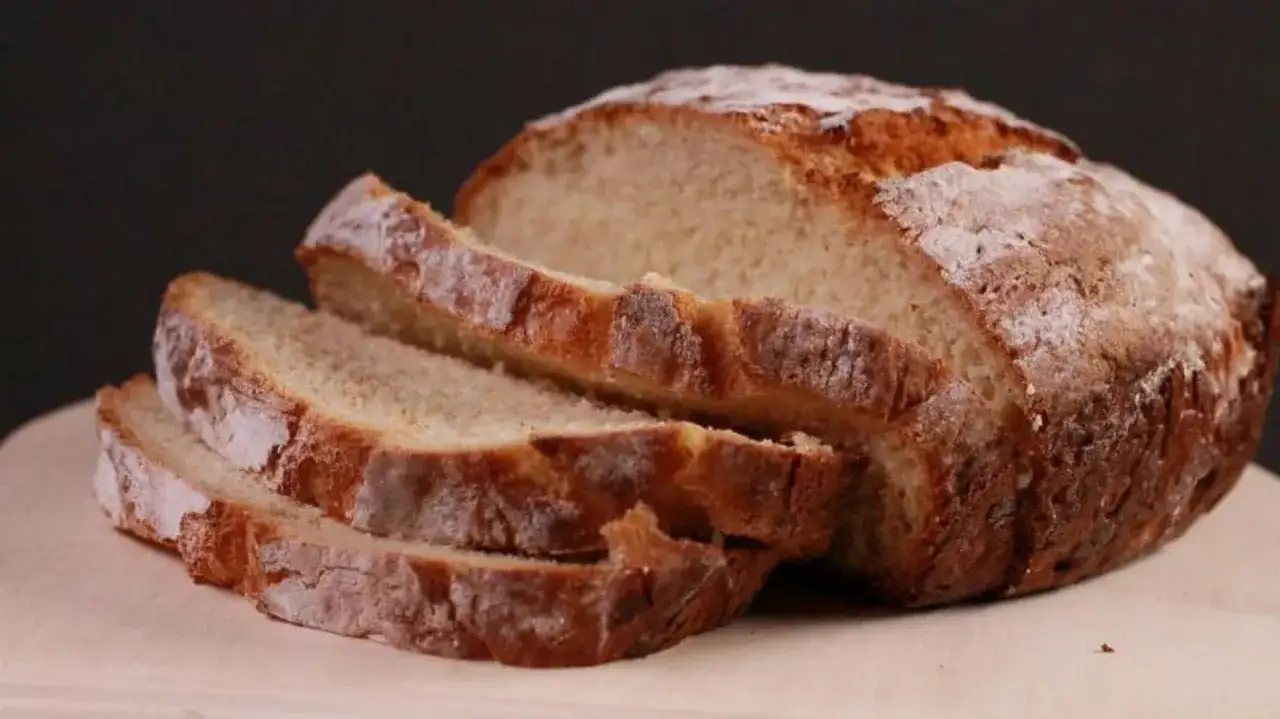 Kruszący się chleb domowy