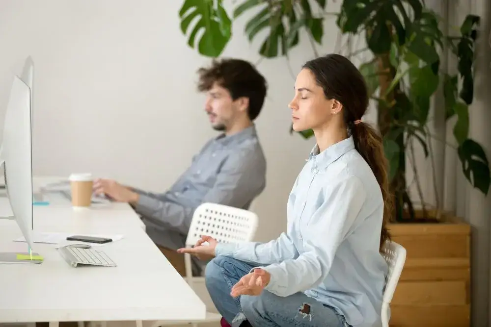 Techniki relaksacyjne w biurze, mindfulness praca