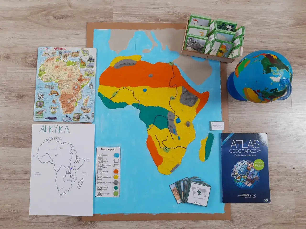 Kolorowa mapa Afryki z legendą, globus i atlas geograficzny. Najważniejsze informacje o Afryce w zasięgu ręki!