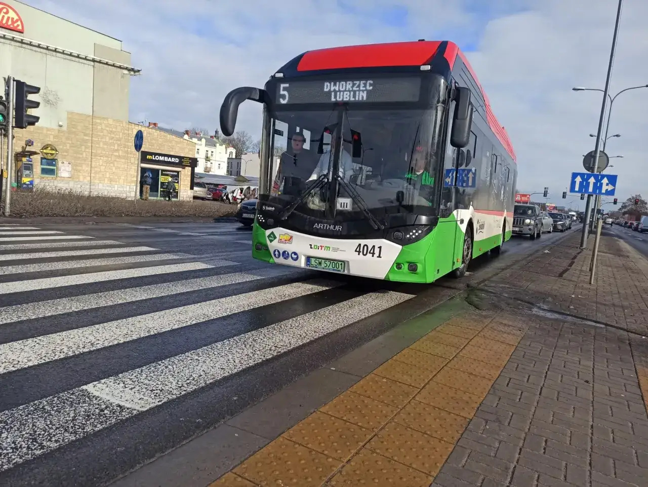 Autobus linii 5 jedzie do Dworca Lublin. To dobry sposób, jak dojechać do Lublina.