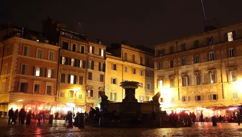 Trastevere Rzym wąskie uliczki nocą