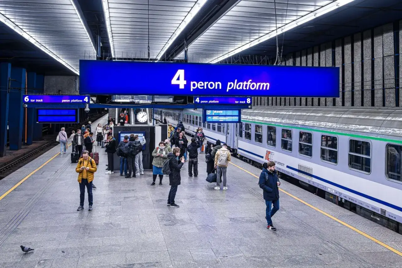 Ludzie czekają na peronie 4 na pociąg z Warszawy do Krakowa.