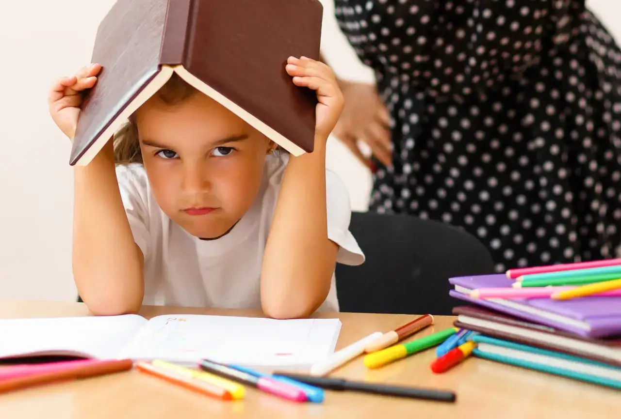 Uczeń znudzony nauką