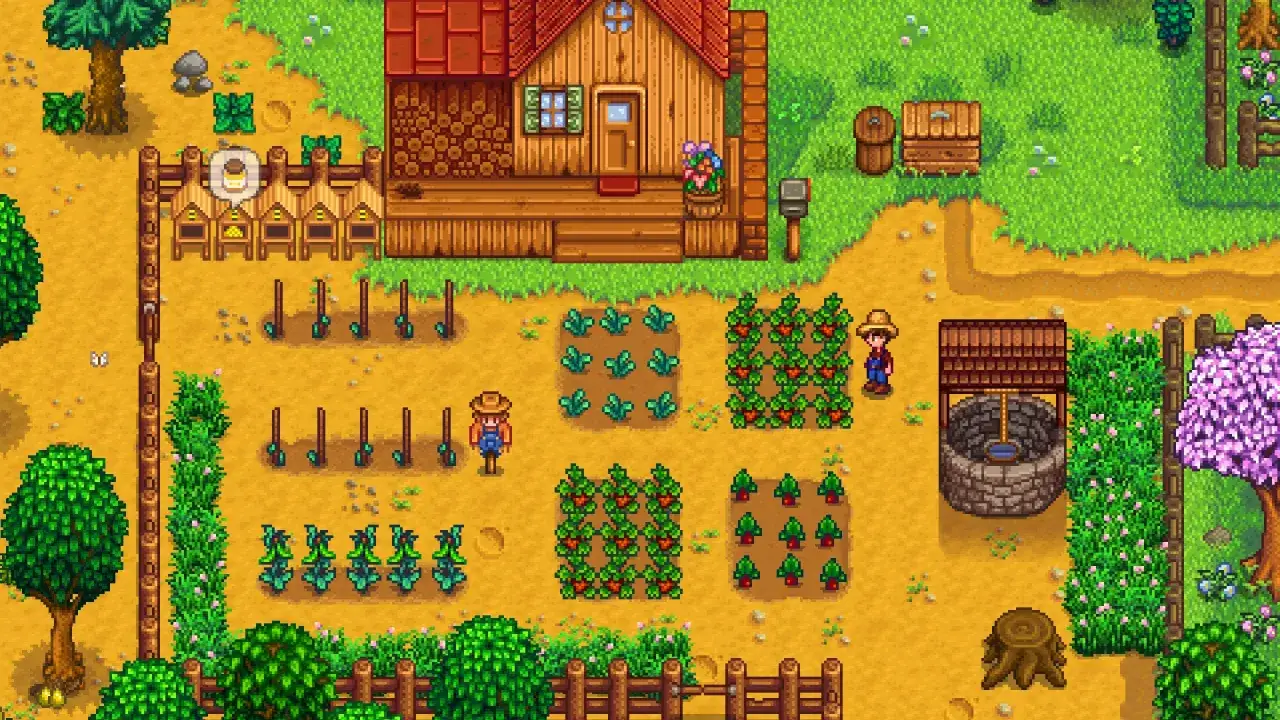 Farma w Stardew Valley, gdzie gracze mogą cieszyć się polskim spolszczeniem gry, z domkiem, pasieką i polami uprawnymi.
