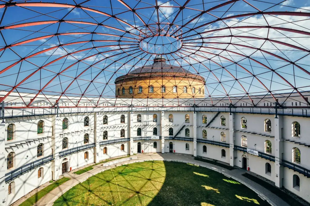 Wrocław, miasto w Saksonii znane z międzynarodowych targów, prezentuje imponującą architekturę Panometru.