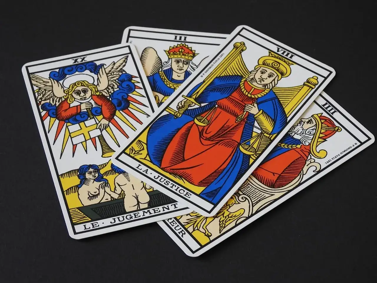 osoba medytująca z symbolami astrologicznymi