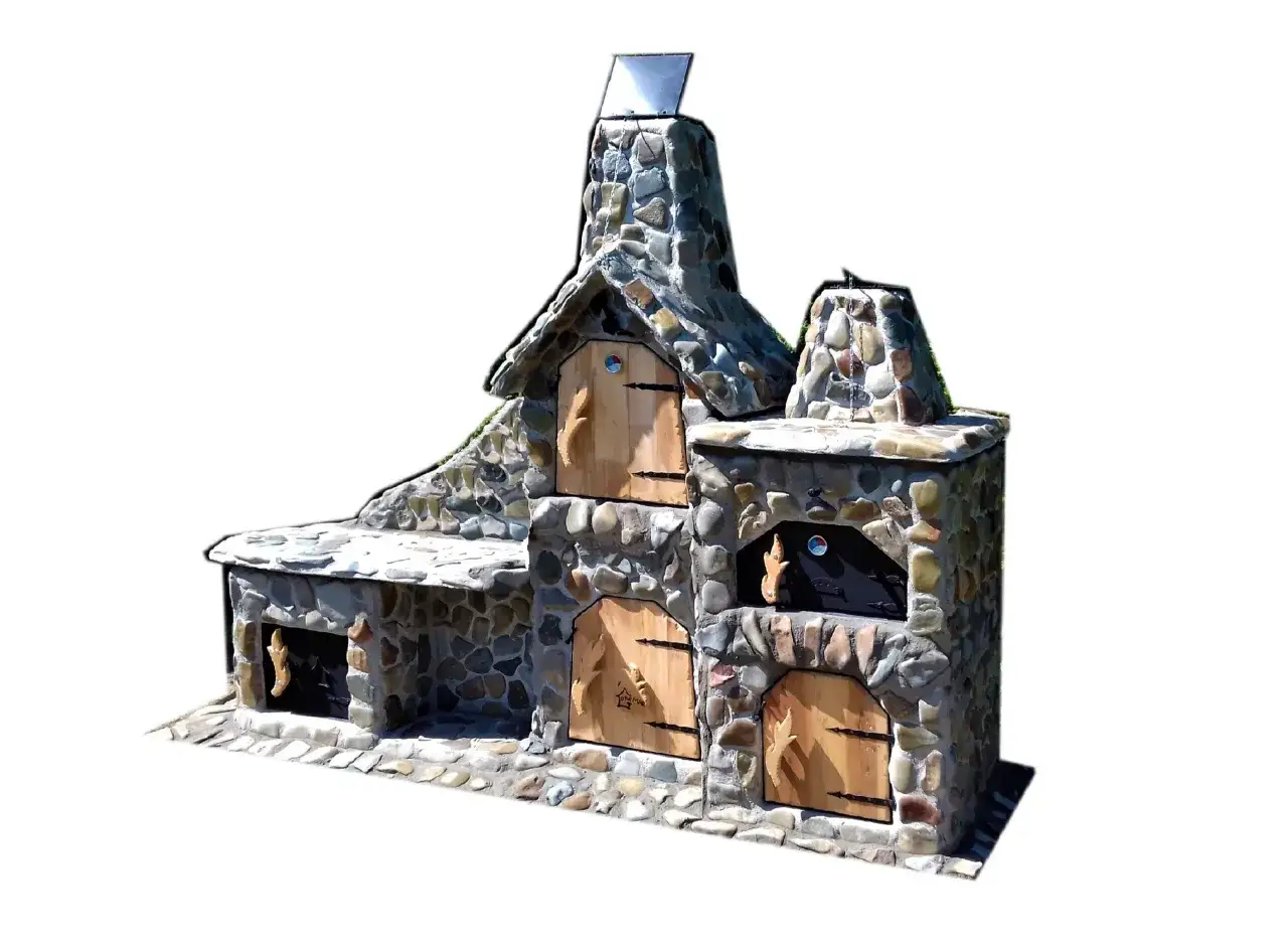 Kamienny grill z wędzarnią, z drewnianymi drzwiczkami i kamiennym kominem, gotowy na letnie przyjęcia.