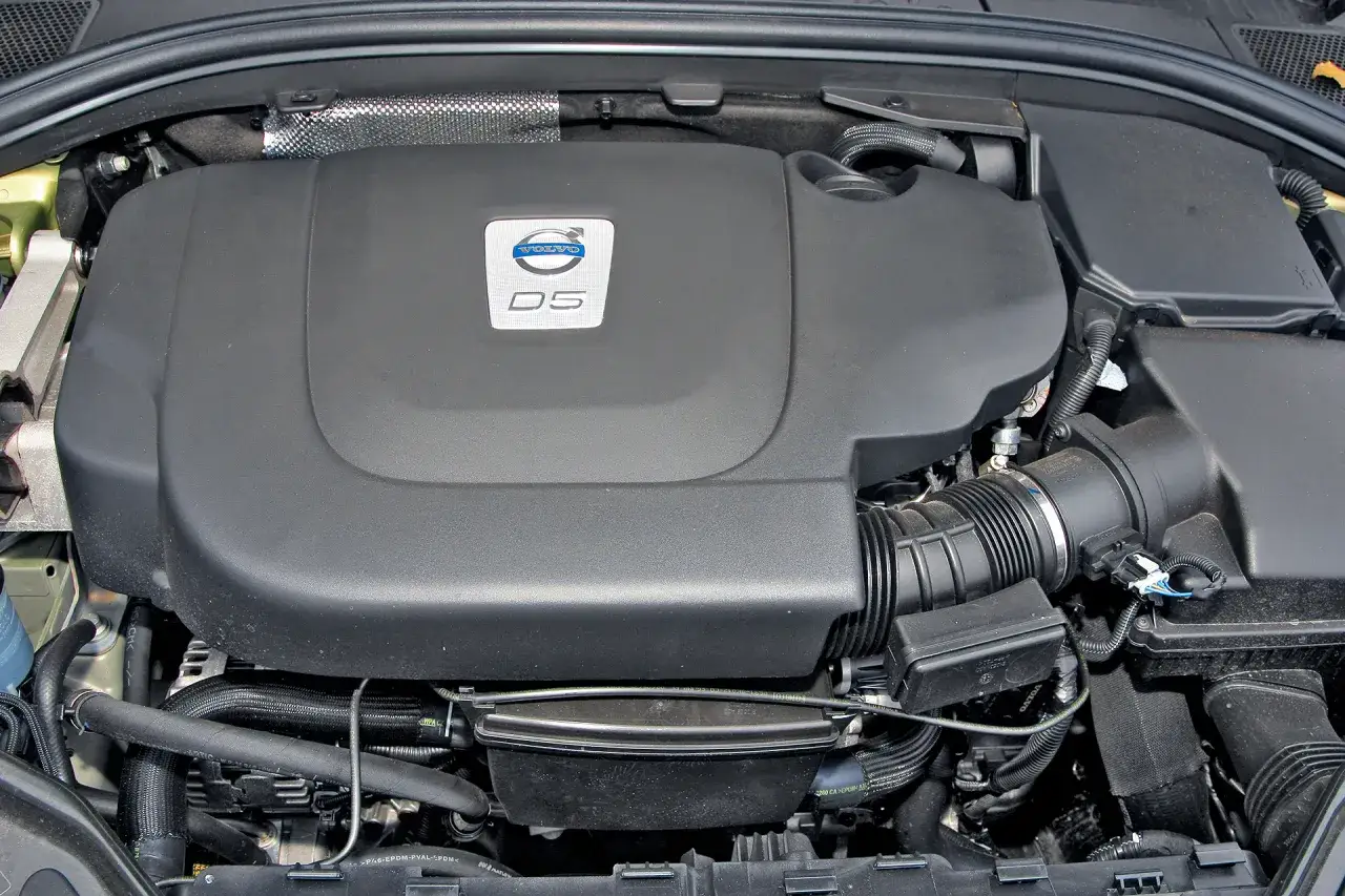 Silnik Volvo D5, często uważany za jeden z najlepszych, w pełnej okazałości.