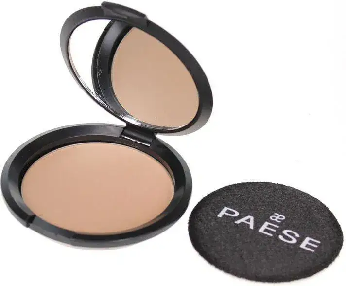 Paese Illuminating Covering Powder swatche na skórze