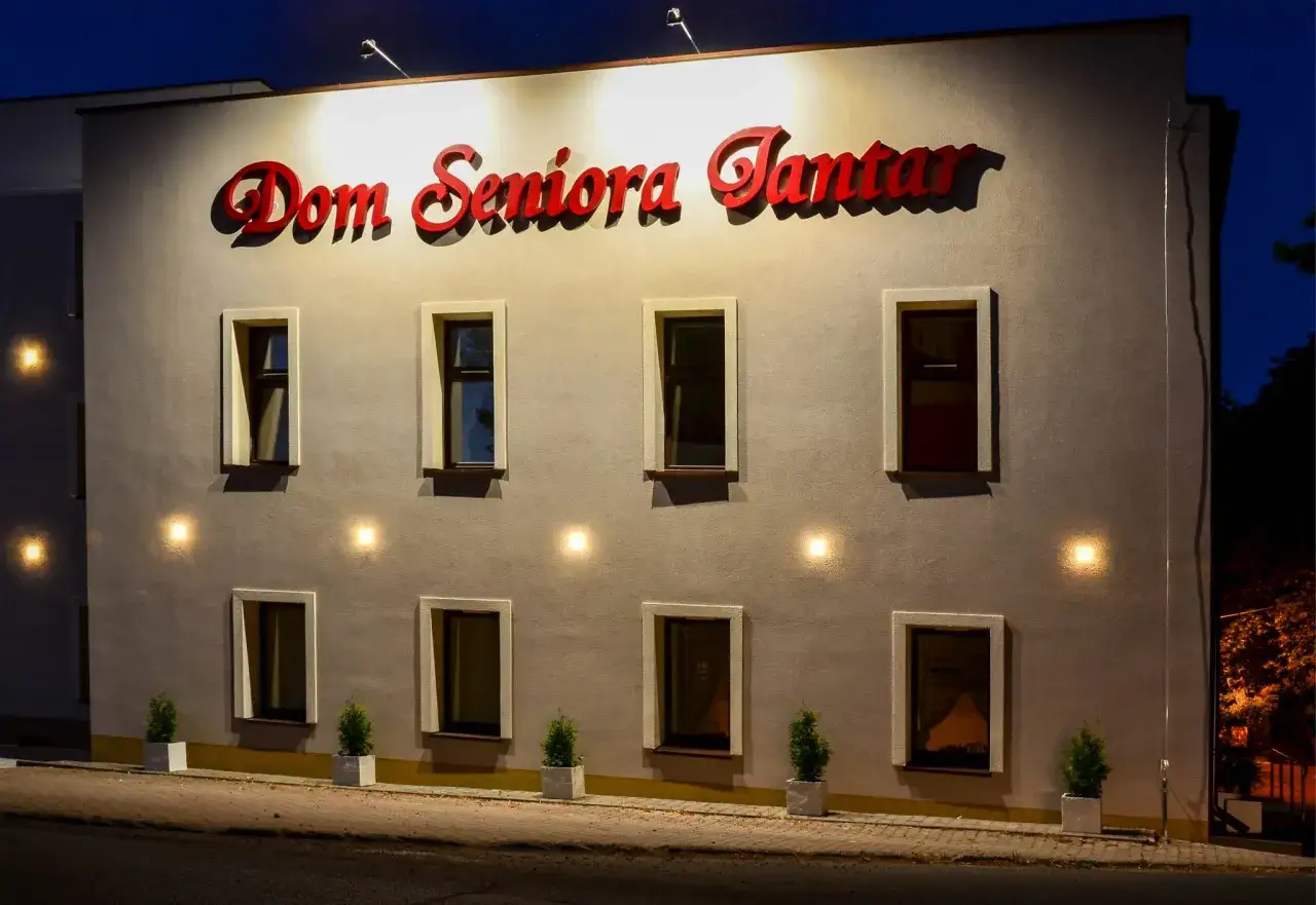 Dom Seniora Jantar Rybnica Leśna widok z zewnątrz