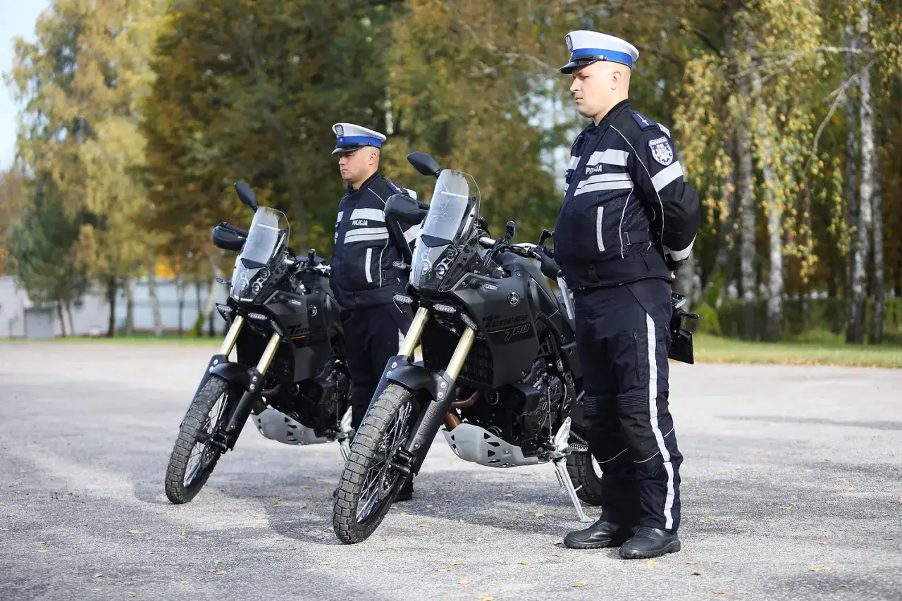 Dwóch policjantów w mundurach stoi obok motocykli Yamaha Tenere 700. Czy crossem można jeździć po ulicy? Tak, te motocykle są dopuszczone do ruchu drogowego.