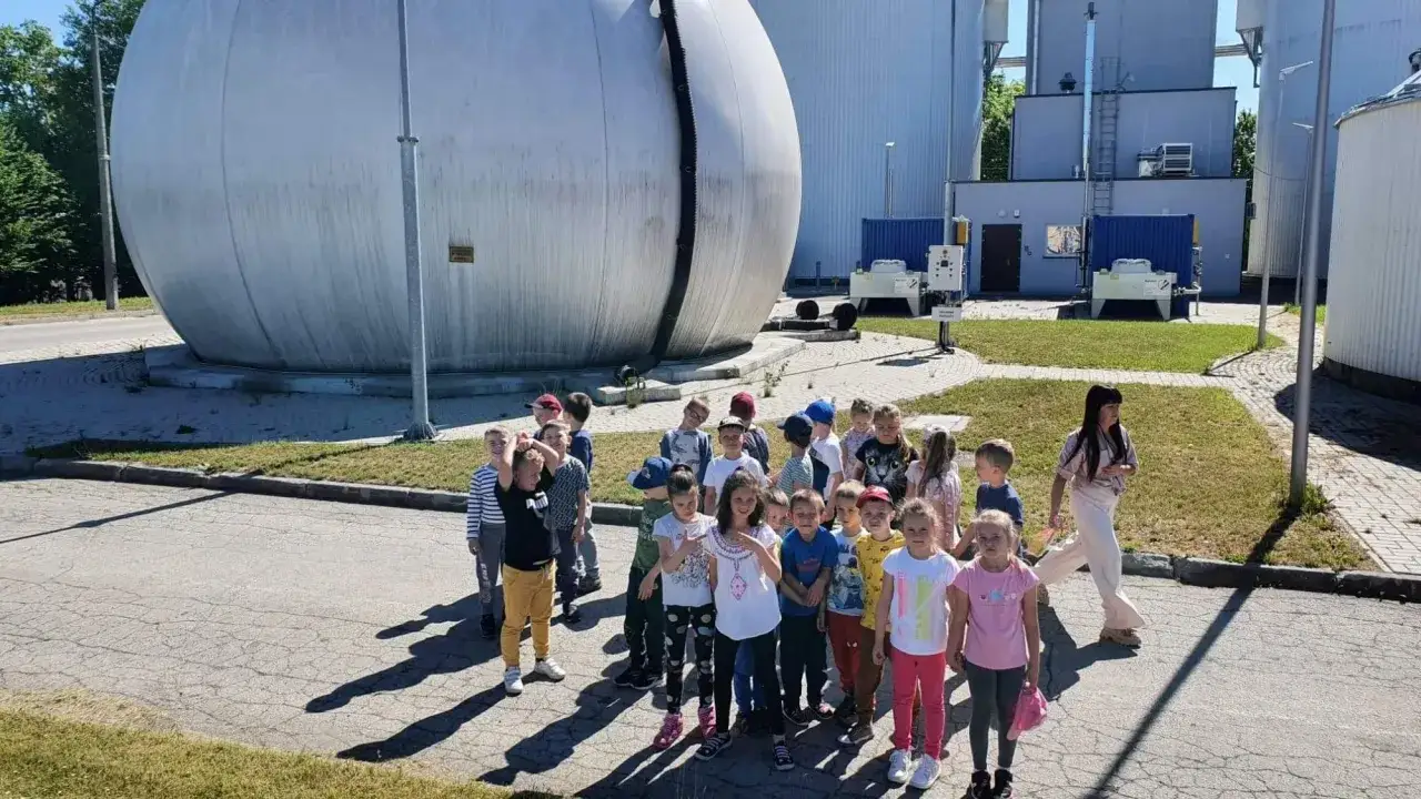 dzieci poznają oczyszczalnię ścieków