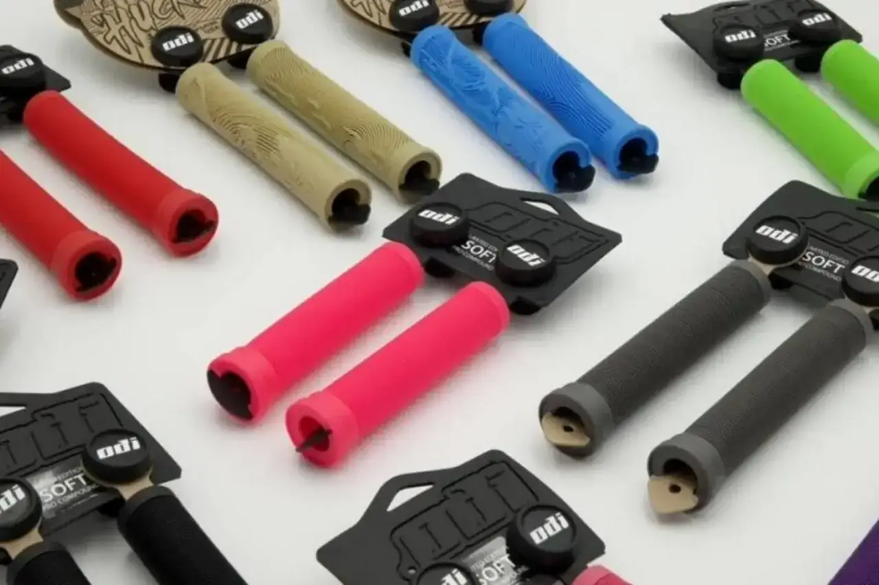 R&oacute;żne kolory i wzory chwyt&oacute;w ODI do MTB. Zastanawiasz się, jakie gripy do MTB wybrać? Oto kilka opcji.