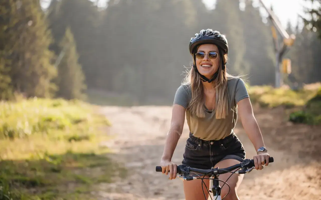 Osoba uprawiająca umiarkowaną aktywność fizyczną, np. szybki spacer lub jazda na rowerze