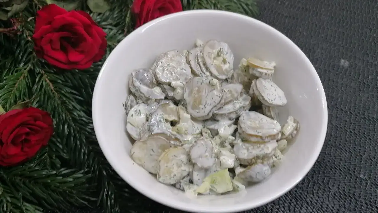 mizeria i surówka z ogórków kiszonych