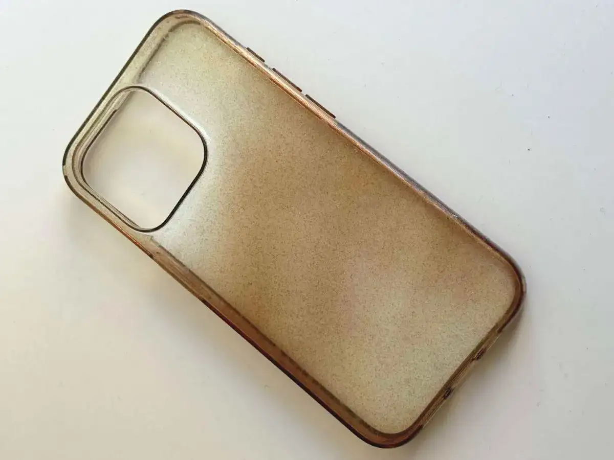 Zż&oacute;łknięte etui na telefon, kt&oacute;re wymaga czyszczenia. Jak wyczyścić zż&oacute;łknięte etui, by zn&oacute;w wyglądało jak nowe?