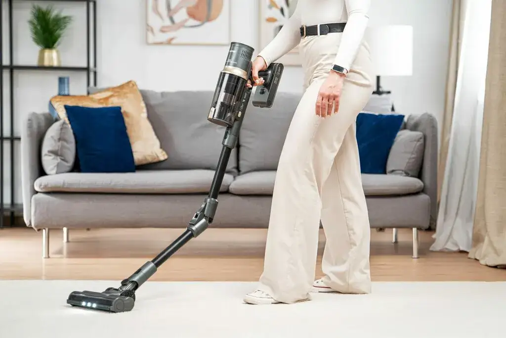 odkurzacz pionowy w akcji