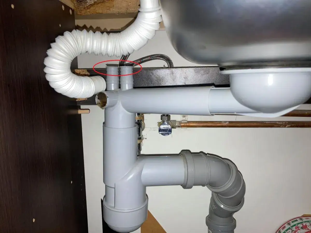 Podłączenie odpływu zmywarki do syfonu