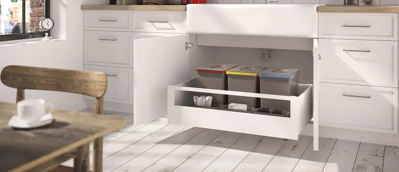 Różne rodzaje naczyń kuchennych do segregacji