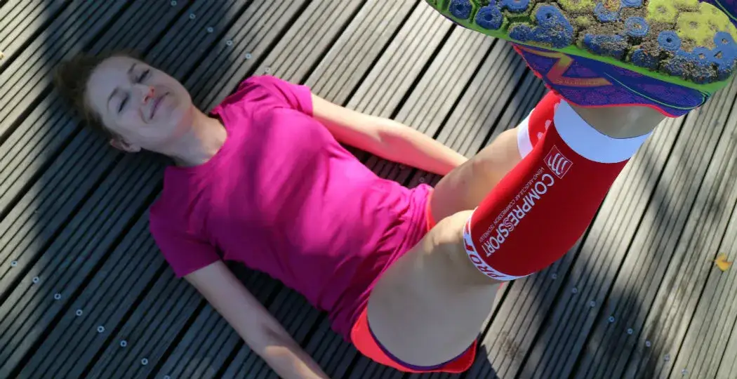 Osoba rozciągająca się po biegu, regeneracja sportowa