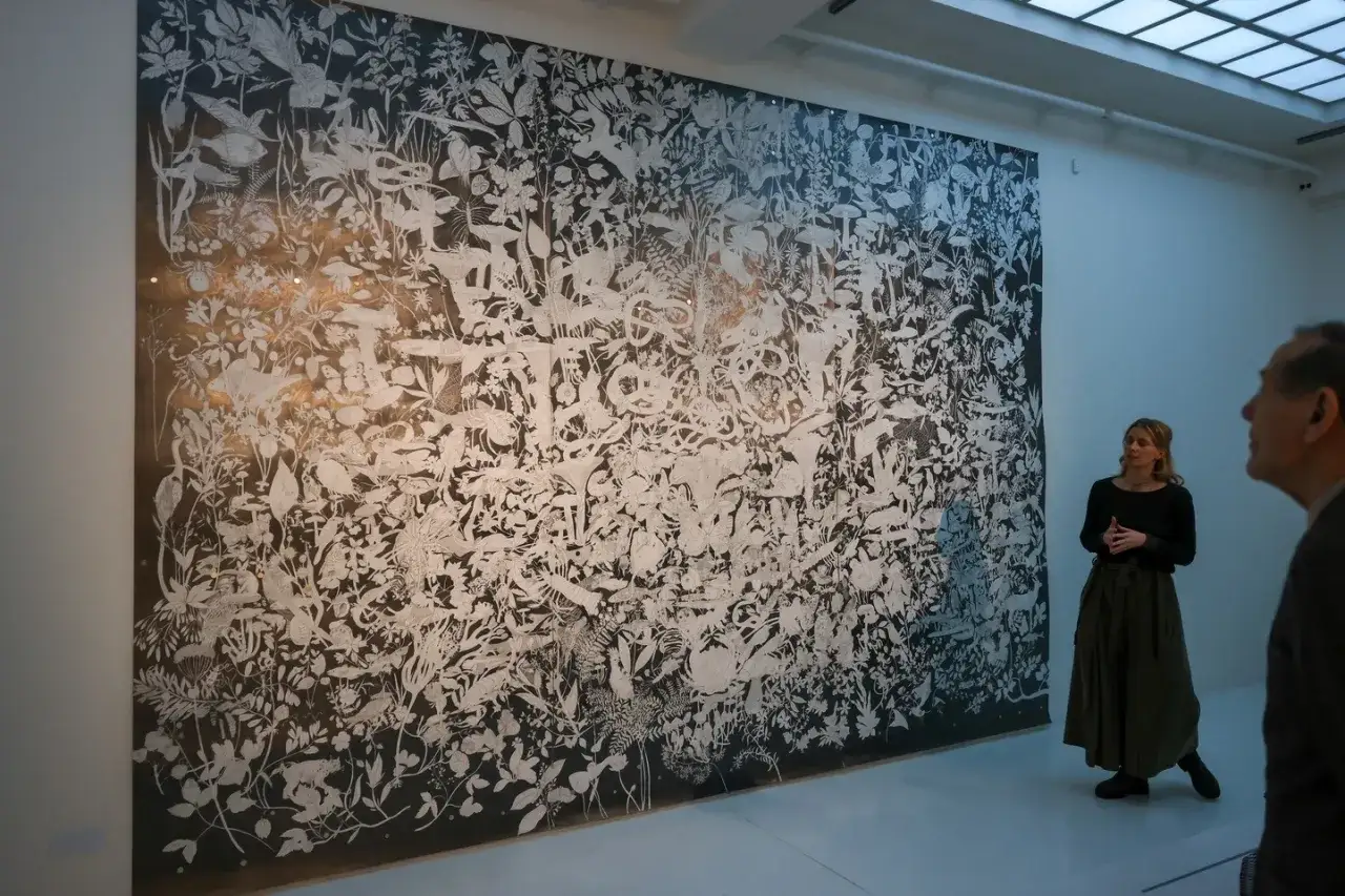 Wielkoformatowa grafika z motywami roślinnymi i zwierzęcymi w galerii sztuki. Wspaniały przykład sztuki współczesnej w muzeach sztuki w Polsce.
