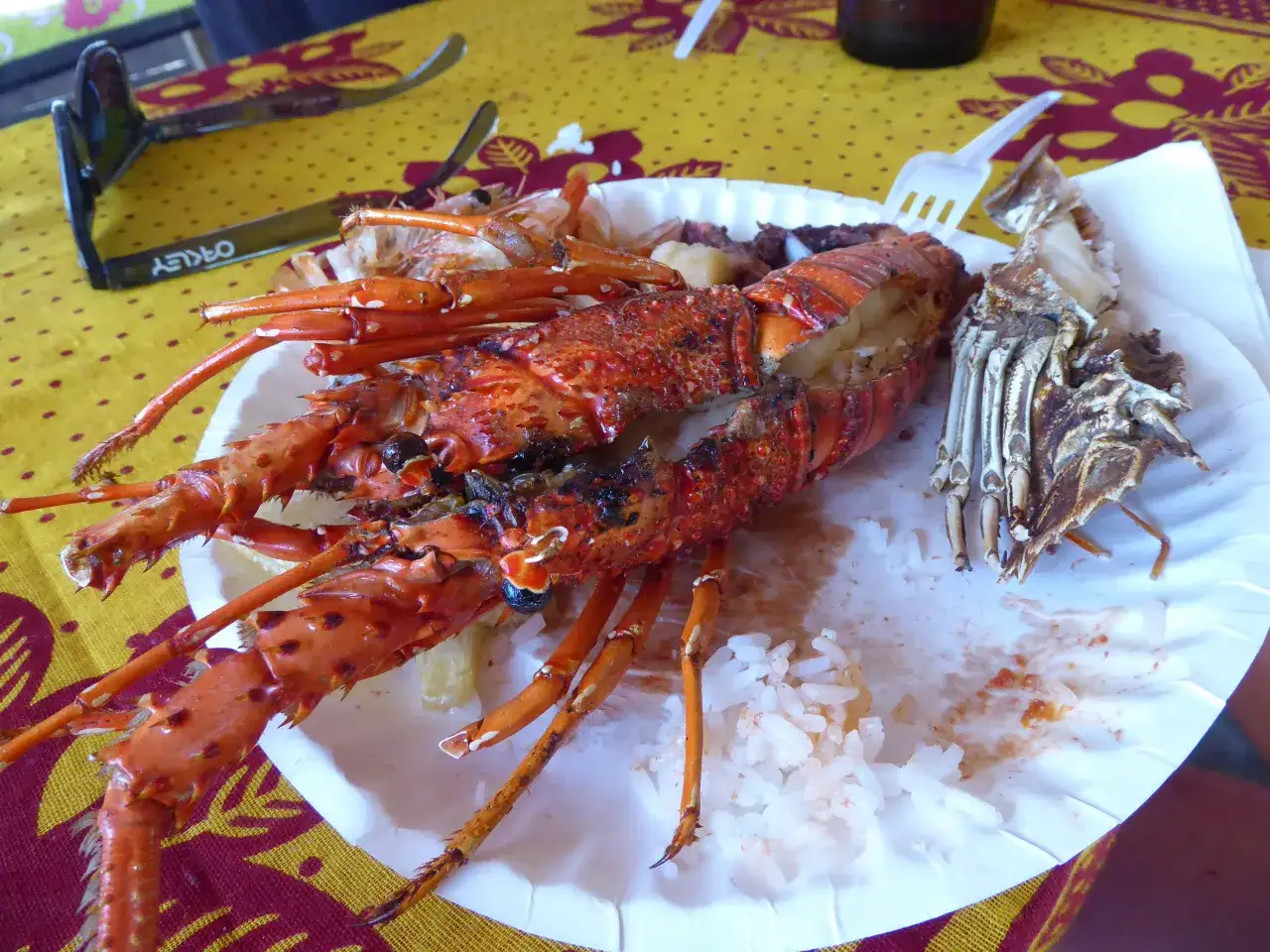 Pyszny obiad na Zanzibarze: grillowany homar z ryżem. Zastanawiasz się, ile kosztuje obiad na Zanzibarze? Taki posiłek to niezapomniane wrażenia smakowe.