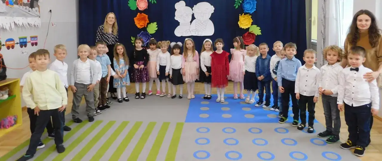 Dzieci w przedszkolu świętują Dzień Babci i Dziadka. Wesoły scenariusz uroczystości z udziałem maluch&oacute;w i ich wychowawczyń.