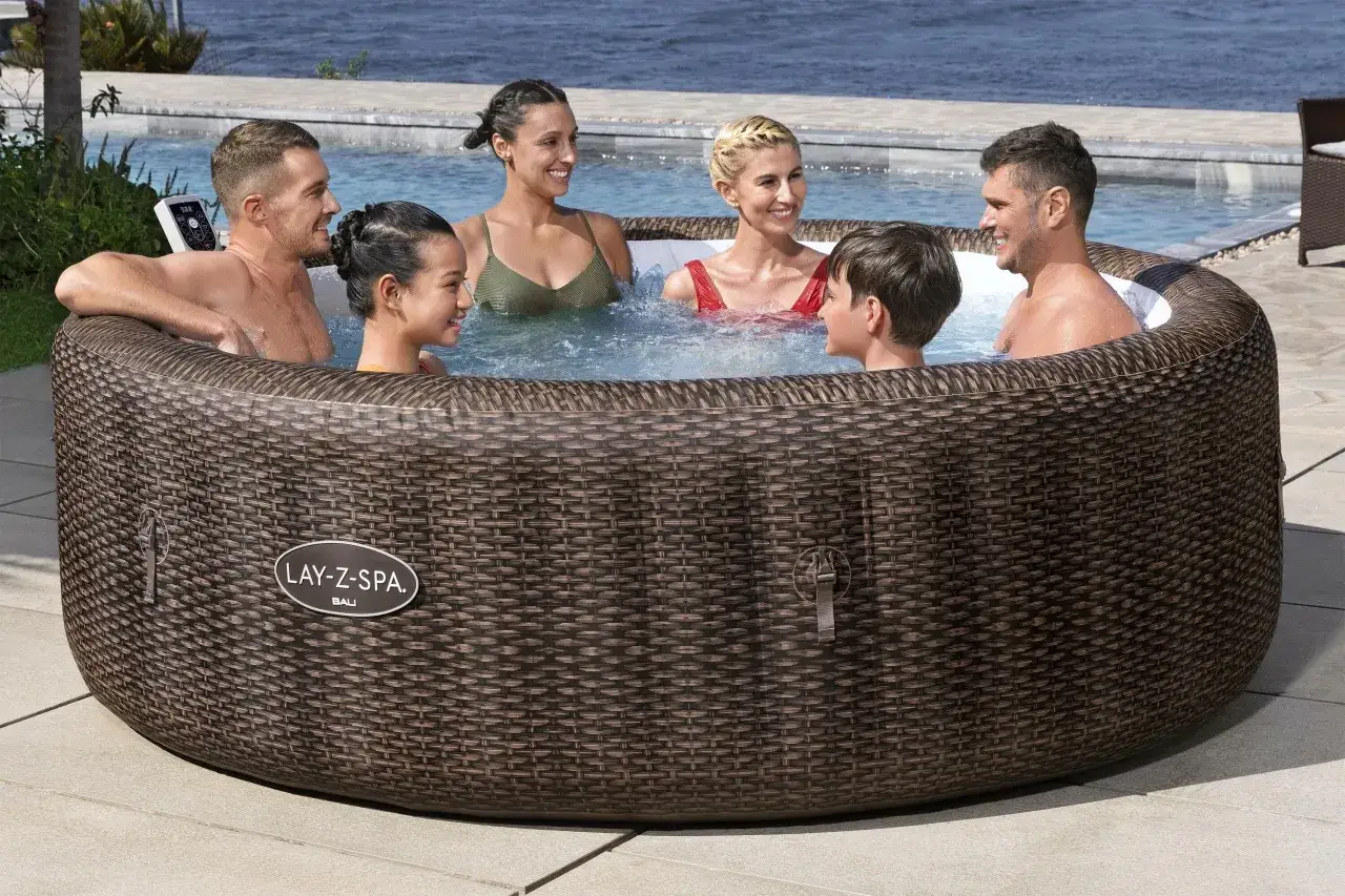 Rodzina cieszy się relaksem w dmuchanym jacuzzi Lay-Z-Spa Bali.