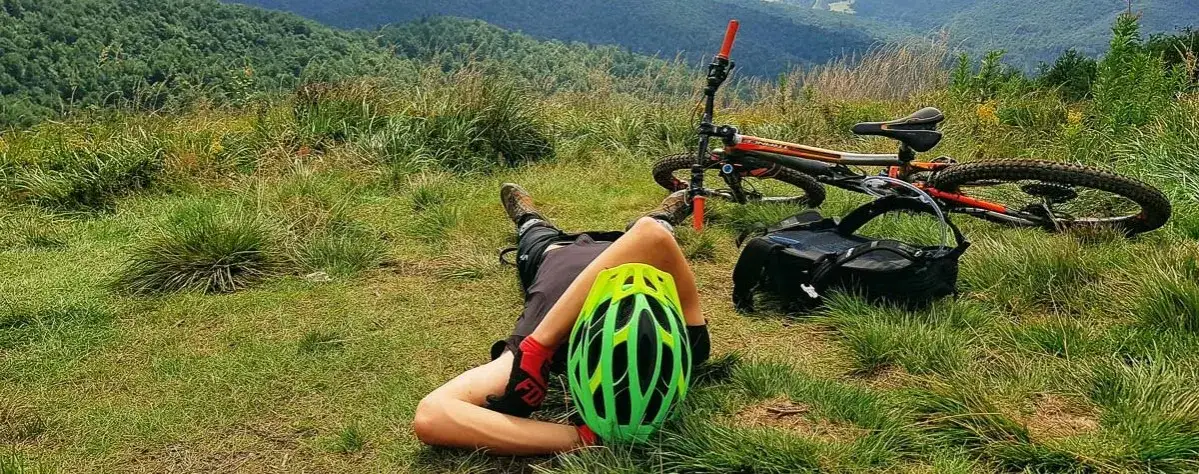 Rowerzysta MTB na singletracku Bieszczady