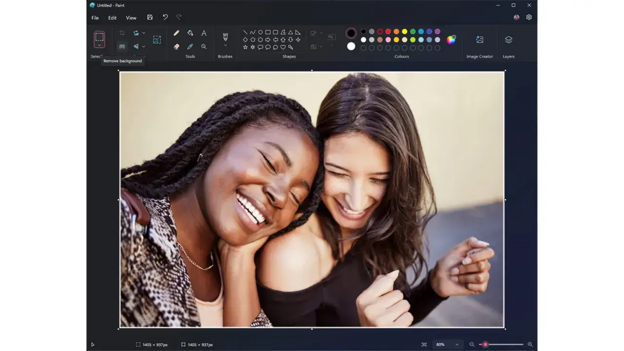 Dwie uśmiechnięte kobiety na zdjęciu, gotowe do edycji w aplikacji do usuwania tła.