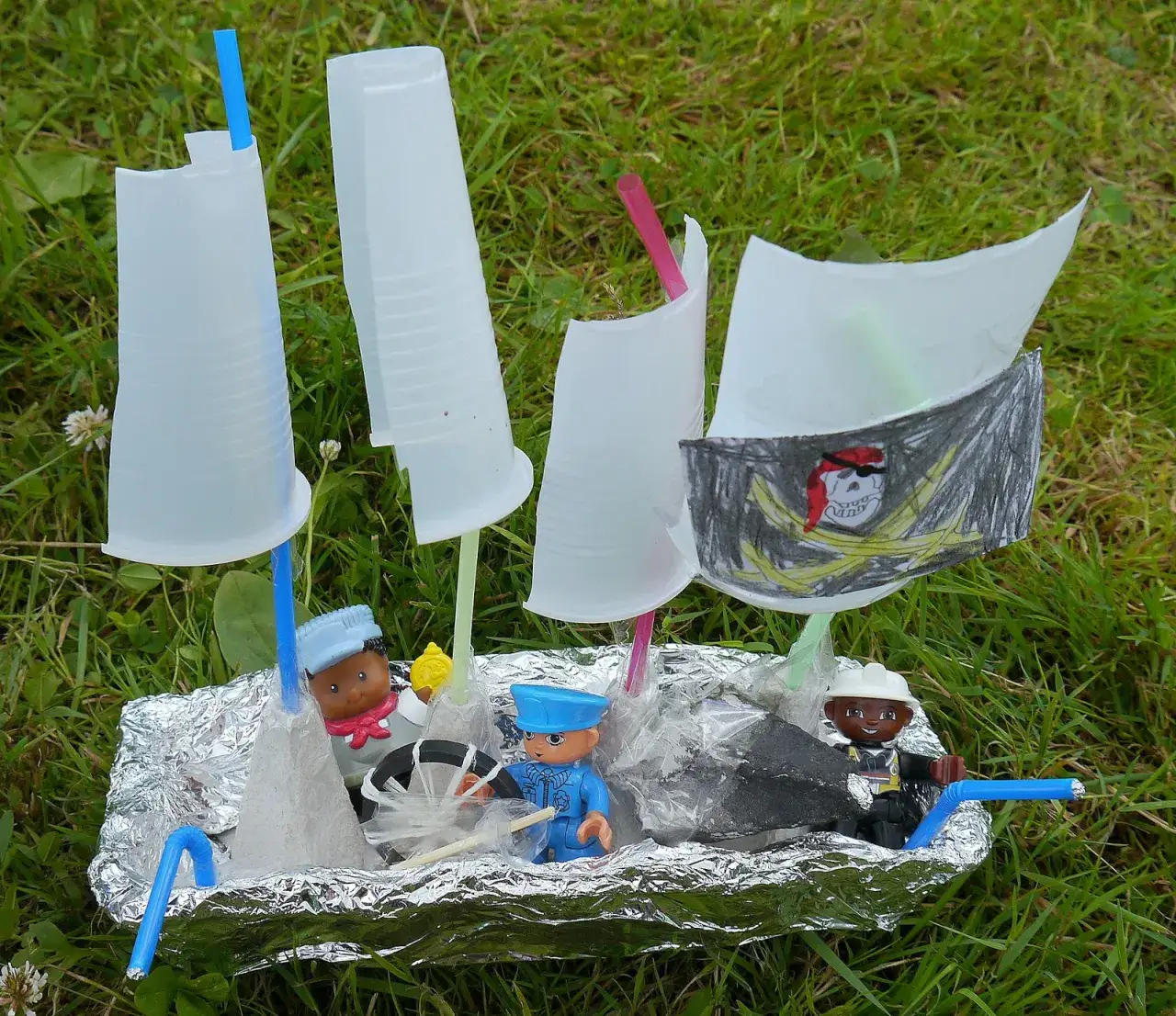 Statek z butelki plastikowej katamaran