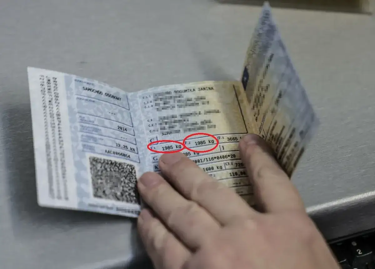 Na dowodzie rejestracyjnym zaznaczono masę całkowitą pojazdu: 1985 kg.