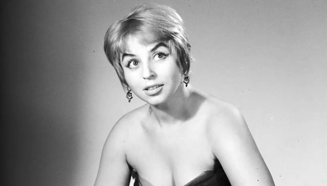 Portret Władysławy Nawrockiej z burzą blond włos&oacute;w i wyrazistymi oczami, w eleganckiej sukni.