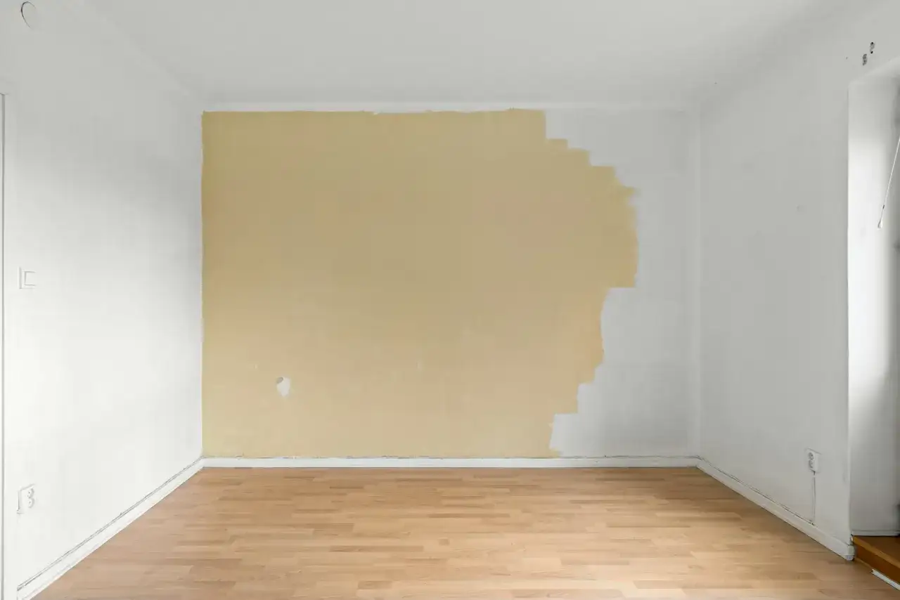 Nier&oacute;wnomiernie pomalowana ściana, widoczne wady farby ceramicznej, niedociągnięcia przy malowaniu.