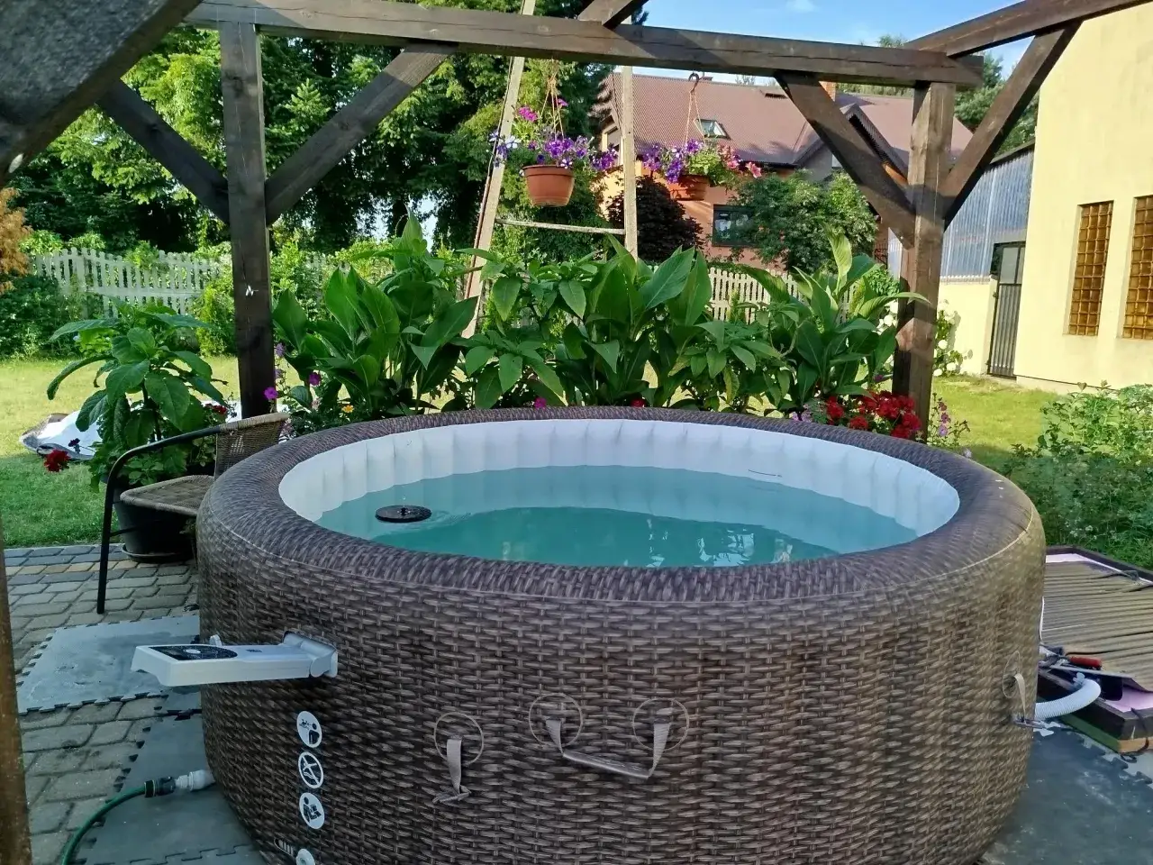 Relaks w ogrodzie z dmuchanym jacuzzi Bali. Woda kusi, a zieleń otula.