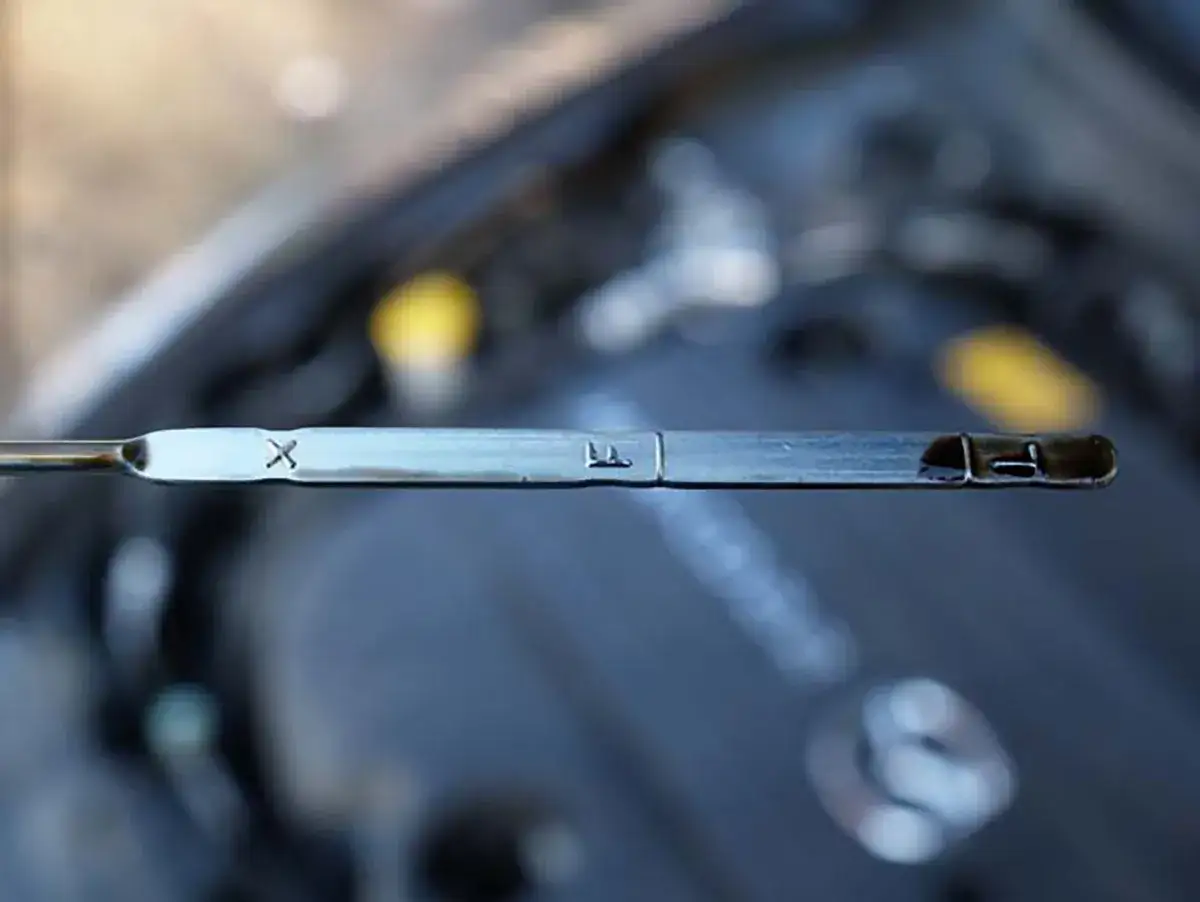 Miarka oleju pokazuje poziom płynu między oznaczeniami. Sprawdź, ile wlać oleju do silnika, by był na odpowiednim poziomie.